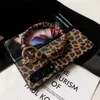 Mobiltelefonfodral klassiska leopardtryck pu läder hårt telefonfodral för Samsung Galaxy Z Fold 4 3 5G Portable Bangle Big Hand Ring Cover Z0324