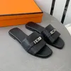 Diseñadores de lujo Sandalias de mujer Hebilla de metal Zapatillas planas Moda Cuero genuino Verano Tacón bajo Diapositivas atractivas Chanclas Señoras Playa Lazy Tamaño grande 35-42