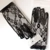 Cinq doigts gants femmes Vintage pure courte dentelle thé partie poignet longueur Sexy noir pour le dîner fantaisie accessoires de déguisement