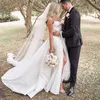 Hochzeitskleid Andere Kleider Einfaches Satin Trägerlos Schnürrücken Hoher Schlitz Geraffte Falten A-Linie Strand Brautkleider Sweep Zug Robe De