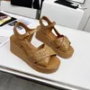 Gewatteerd kanaal luxe designer platform sandalen kalfsleer tweed canvas cross -riem wiggen hoge hakken kleding schoenen enkel buckle wig peep teen muilezel diamantglijbaan