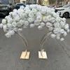 Окрашение горячих роскошных белых искусственных цветов с арх свадебным столом.