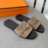 Lyxdesigners Dam Sandaler Metallspänne Platta Tofflor Mode Äkta Läder Sommar Lågklack Sexiga Slides Flip Flops Dam Strand Lazy Stor Storlek 35-42