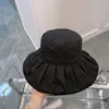 Diseñadores sombrero de cubo Sombrero de lujo Sombrero de diseño de color sólido Versión de nivel superior sombrero de sol de viaje de moda Jardín de ocio sombrero nuevo cuatro estaciones pueden usar Pliegue suave Tiendas de fábrica