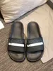 Роскошная сандалия для бассейна для женского резинового дизайнерского обуви с 3D бежевым черным мужчиной