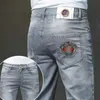 Herren-Jeans, Designer-Frühlingsgrau, koreanische Version, kurze Beinhose, schmale Passform, Medusa-Stickerei 8BF0