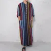 Etniska kläder män Muslimska färgglada randiga kaftan -manteler Arabiska Dubai -knappar Lossa Tuic Tops