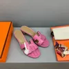 2022-Nuevo patrón Zapatillas Zapatillas de diseñador Sandalias de cuero Diapositivas 2 correas con hebillas doradas ajustadas Mujeres Chanclas de verano tienen tamaño de caja 35-40AAAA