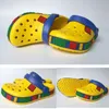 Barn sandaler designer småbarn hål tofflor clog pojkar flickor strandskor avslappnade sommar ungdomar barn glider spänne croos klassisk hem trädgård bla r1fa#