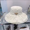 Diseñadores sombrero de cubo Sombrero de lujo Sombrero de diseño de color sólido Versión de nivel superior sombrero de sol de viaje de moda Jardín de ocio sombrero nuevo cuatro estaciones pueden usar Pliegue suave Tiendas de fábrica
