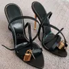 Luksusowy projektant sandałów damskich wysokiej jakości skóra aksamitna nit kłódka spiczasty szpilki 10.5CM denim laminowane sandały z paskiem na kostkę letnie buty plażowe