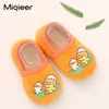 Eerste wandelaars Babyschoenen Winter Zachte lam Wool Boys Cartoon Dieren Home Warm Slippers Peuter Infant Boarn Boarn Vloer Sapatos 230325