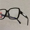 Entworfene All-Match-Promis-Damen-Brille mit großem, quadratischem, schlichtem Plankenrahmen 56-17-140 für verschreibungspflichtige Anti-Blue-Ray-Myopie-Brillen. Komplettset mit weißen Farbbuchstaben