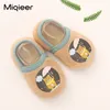 Eerste wandelaars Babyschoenen Winter Zachte lam Wool Boys Cartoon Dieren Home Warm Slippers Peuter Infant Boarn Boarn Vloer Sapatos 230325