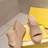 2024 Fashion Show Couro Slides Chinelo Mulheres Sandálias Chunky Plataforma Slide com Banda Larga Mules Cunha Salto Em Relevo Padrão Oversized Sola