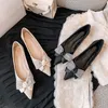 Sandalias de diseñador de marca, zapatos planos con lazo grande de cristal para mujer, zapatos de bailarina de punto con purpurina puntiaguda, zapatos de boda con pajarita de seda, talla grande 230324