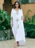 Moda de banho feminina edolynsa elegante e elegante bordado kaftan retro manto v vestido branco de decote em vingança de merda de praia de praia de verão q1373 220325