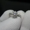 Anneaux Moissanite 1CT White Gold plaqué Sterling Silver D VVS1 Lab Diamond avec GRA Fine Jewelry Bague de mariage pour les femmes