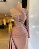 Unique Une Épaule À Manches Longues Robes De Soirée Paillettes Paillettes Perlée Trompette Occasion Formelle Événements Robes De Bal Plissé Satin Arabe Aso Ebi Robe Slim Fit CL0920