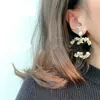 Moda de lujo Hermoso Motif Stud Pendientes Carta de diseñador tachonado con perlas Pendiente colgante para mujeres Regalos de accesorios de joyería de alta calidad