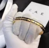Дизайнерский кулон-браслет-манжета Браслеты Женский браслет Роскошные браслеты Ювелирные изделия из нержавеющей стали с покрытием из 18-каратного золота Свадебные браслеты для влюбленных в подарок Оптовая продажа
