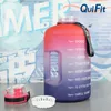 Bottiglie d'acqua Quifit2.2L3.78L che rimbalza la bottiglia d'acqua sportiva da galloni di paglia fitnesshomeoutdoor che la rende una bottiglia d'acqua a prova di polvere e perdite 230324