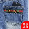 Jeans pour femmes Designer 23 Début du printemps Nouvelle poche arrière Rouge Vert Ruban Chaîne Cheval Rue Boucle Taille Haute Jambe Droite Femme ZUZS