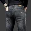 Jeans designer de jeans foco em grandes jeans cinza escuro de ponta, calça jovem elástica masculina, bens grossos tqoq