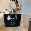 Designer Brands Shopping Påsar Kvinnor Triangel Etikett Vattentät fritidsrese Big Capacity Nylon Mommy Tote Ladies Shoulder Bag Handbag R0325