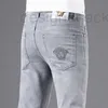 Jeans para hombre Diseñador Europeo Verano de gama alta Jeans bordados Tendencia de moda gris Pantalones rectos elásticos delgados CZ84