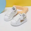 First Walkers Sping/Autumn Baby Shoes Leather Toddler Boys Girls Sneakers Cute Bear Soft Sole White Tennis Fashion Little Kids Shoes 230325