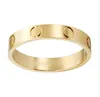 Projektanści luksusowe panie skrzyżują się między złotymi pierścionkami z diamentami Pierścienie modowe