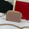 Designer Women Clutch Camera bag Sacs à bandoulière sac à bandoulière Portefeuille en cuir véritable Gold Sequined Rivet Décoration mini sac à main Sacs à rabat de haute qualité Livraison rapide