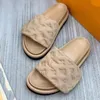 2023 Femmes Luxurys Designers Slippers Men Black Grey Gris Scuff Flat Marques Sandales Pool Pool Mules Sunset Boucche avant rembourrée Fashion Fashion High Quality Style Slides Fuchsia