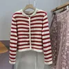 Kobiety dla kobiet Modishdutti 2023 Wysokiej jakości wiosenne kobiety moda na czerwono w paski sweter sweter żeńskie szykowne guziki panie 230324