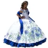 Mexikanische Quinceanera-Kleider in Königsblau und Weiß mit gesticktem, floralem, langem Satin-Ballkleid, Sweet-16-Abschlussball-Partykleid, ärmellose Träger, herzförmiger Ausschnitt