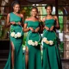 Robes de demoiselle d'honneur vert foncé Satin un licou sans manches sans manches plage fendu plus taille de mariage robes d'invité de mariage.