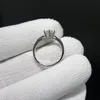 Anneaux Moissanite 1CT White Gold plaqué Sterling Silver D VVS1 Lab Diamond avec GRA Fine Jewelry Bague de mariage pour les femmes