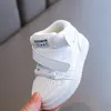 Första Walkers Spring/Autumn Baby Shoes Läder High Help Toddler Boys Shoes Soft Sole Outdoor Tennis White Fashion Little Girls Sneakers 230325
