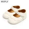 Pierwsze spacerykery Baby Moccasins Baby Girl Buty pu skórzane buty miękki Sole Anti-Slip First Walkers Born Girls Różowe białe buty 230325