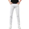 Jeans da uomo Designer Estate Versatile Cotone bianco e nero Primavera Slim Fit Ricamo coreano Medusa QWEV