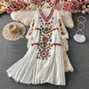 Sukienki swobodne Vintage Chicki Kobiety Kwiat haftowy plażka bohemijska mini sukienka damskie krótkie rękawowe V Neck bawełna i lniane boho vestido 230325