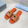 2023 Frau bestickter Stoff Luxus Slides Hausschuhe Schwarz Rot Mehrfarbige Stickerei Mules Damen Flip Flops Casual Sandalen Sommer Leder Flache Slide Gummisohle