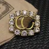 Broche de designer de estilo clássico de luxo banhado a ouro com letras de marca para mulheres charme presente de casamento acessórios de joias de alta qualidade