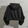 Женские зимние куртки 2022 года, модная повседневная короткая ветровка с капюшоном, женская однотонная T230325