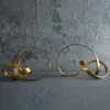 Dekorativa föremål Figurer Simple Metal Gold Hollow Out Twist Art Ornament Oregelbundet vardagsrum Ornament Desk Decoration Nordic Home Decor Accessories 230324