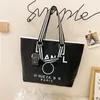 Designer Brands Shopping Påsar Kvinnor Triangel Etikett Vattentät fritidsrese Big Capacity Nylon Mommy Tote Ladies Shoulder Bag Handbag R0325