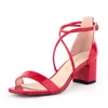 Сандалии Новый большой размер патентные кожаные сандалии Женщины густые высокие каблуки Летняя свадебная лодыжка Женская белая синяя красная зеленая обувь F0182 Z0325