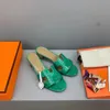 2022-Nuevo patrón Zapatillas Zapatillas de diseñador Sandalias de cuero Diapositivas 2 correas con hebillas doradas ajustadas Mujeres Chanclas de verano tienen tamaño de caja 35-40AAAA