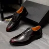 2023 Herr Designer Dress Shoes Brand Lace-Up Formal Business Handmade Oxfords Manliga äkta läder Bröllopsfestskor Zapatos Hombre Storlek 38-44